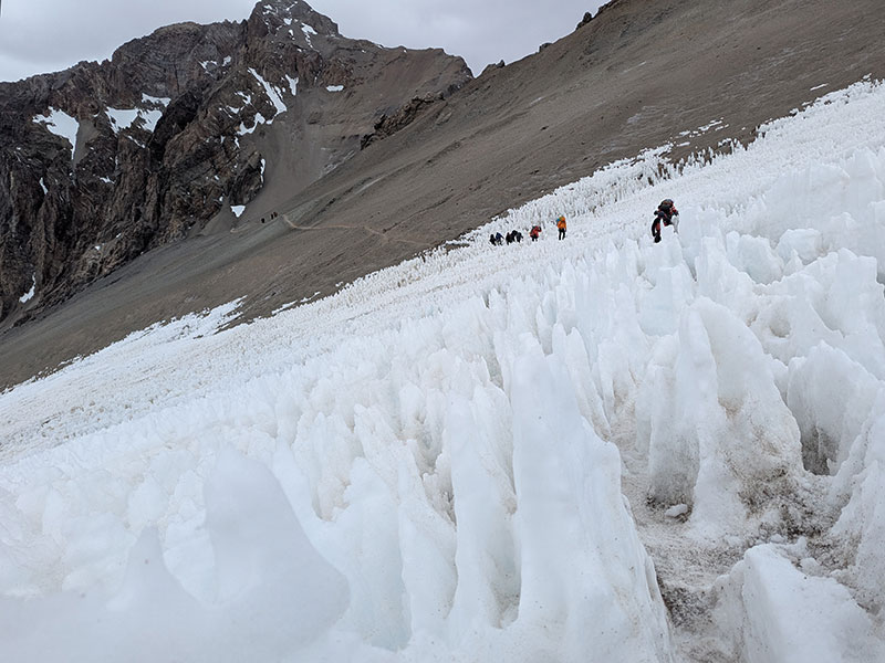 penitentes looking back