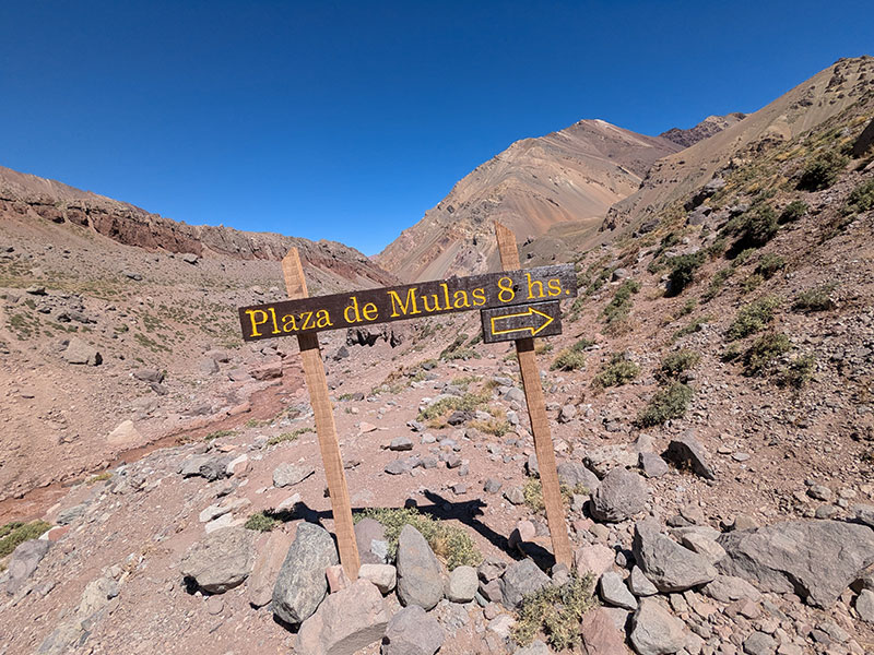 8 hours to plaza de mulas sign