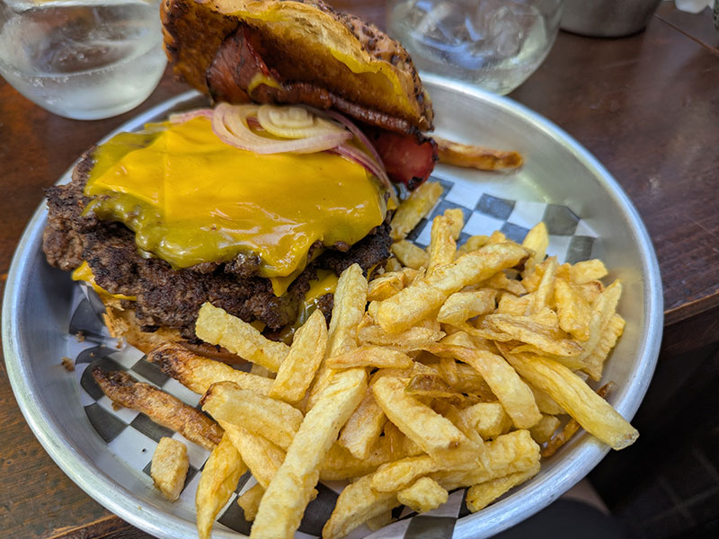 estilo burger and fries